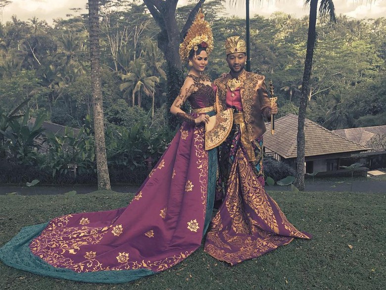 Lagi di Bali, John Legend dan Istri Pakai Baju Adat Lagi di Bali, John Legend dan Istri Pakai Baju Adat
