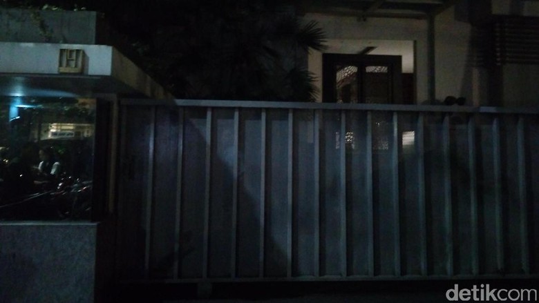 Begini Suasana Rumah Setya Novanto Usai Penetapan Tersangka e-KTP Begini Suasana Rumah Setya Novanto Usai Penetapan Tersangka e-KTP