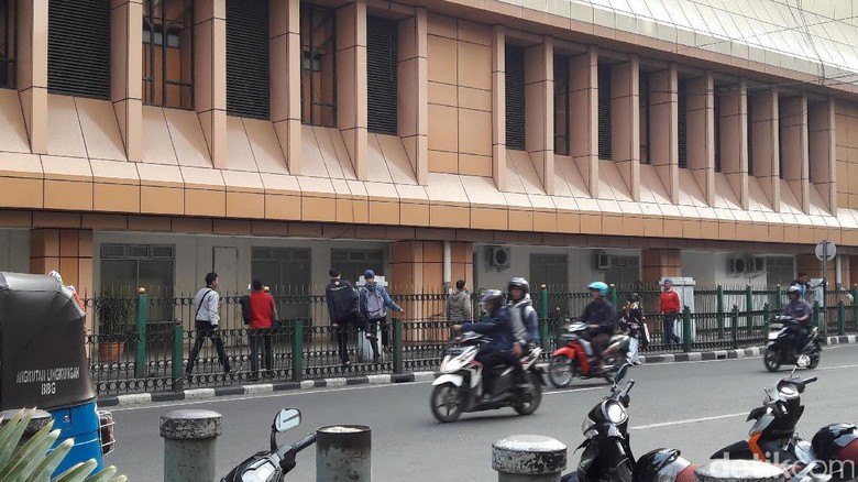 Penumpang Lompati Pagar Stasiun Cikini, PT KCJ: Kami Menyayangkan Penumpang Lompati Pagar Stasiun Cikini, PT KCJ: Kami Menyayangkan