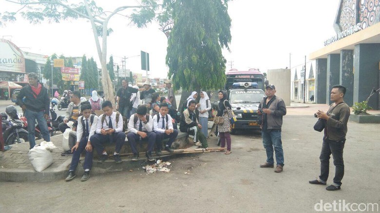 Ratusan Penumpang di Pemalang Terlantar Akibat Pemogokan Awak Bus Ratusan Penumpang di Pemalang Terlantar Akibat Pemogokan Awak Bus