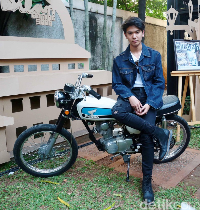 Iqbaal Suka Dengan Vespa Klasik