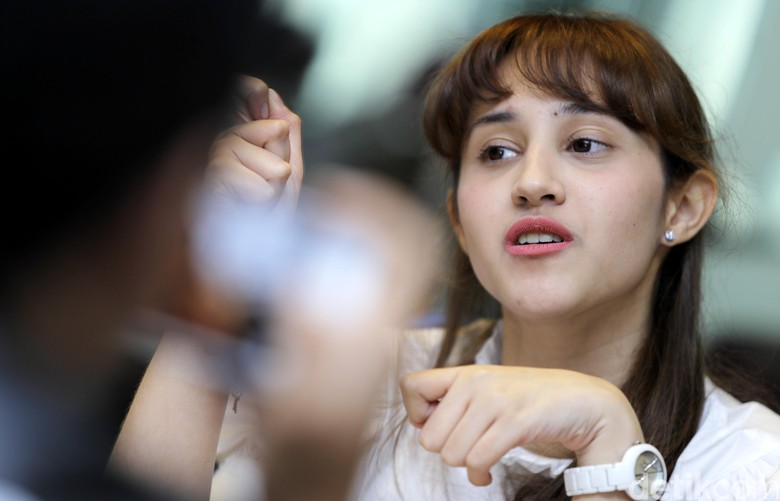 Status Kawin Disoal, Tsamara Amany: Lebih Penting Bahas Isu Korupsi Status Kawin Disoal, Tsamara Amany: Lebih Penting Bahas Isu Korupsi