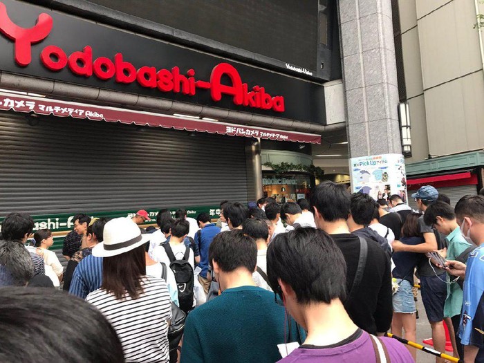 Meski belum buka, toko Yodabashi di Akihabara sudah dipadati gamer yang ingin membeli Nintendo Switch. Foto: internet