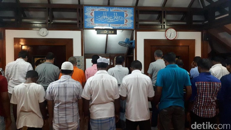 Foto: Staff di Club Med Kani Maldives sedang melaksanakan ibadah salat (Afif/detikTravel) Foto: Staff di Club Med Kani Maldives sedang melaksanakan ibadah salat (Afif/detikTravel)