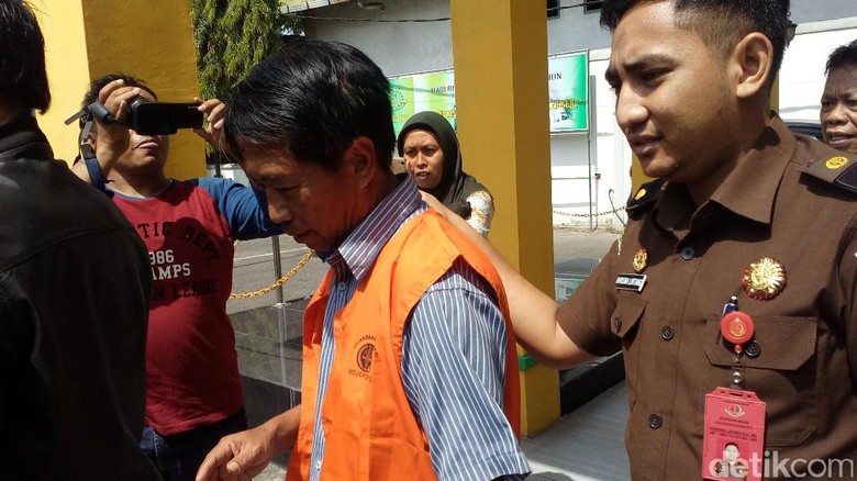 Rugikan Negara Rp 150 Juta, Kades di Mojokerto Ditahan Kejaksaan Rugikan Negara Rp 150 Juta, Kades di Mojokerto Ditahan Kejaksaan
