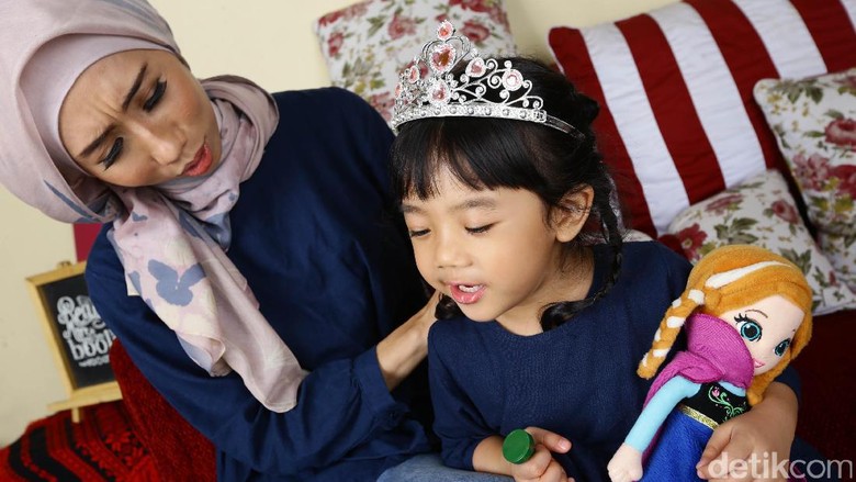 Ilustrasi ibu dan anak/ Foto: Hasan Al Habsy Ilustrasi ibu dan anak/ Foto: Hasan Al Habsy