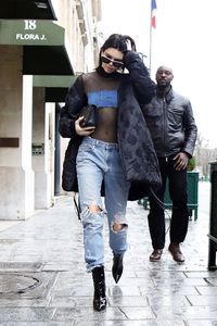 7 Tren Fashion Aneh yang Hanya Bisa Dipakai Kendall Jenner