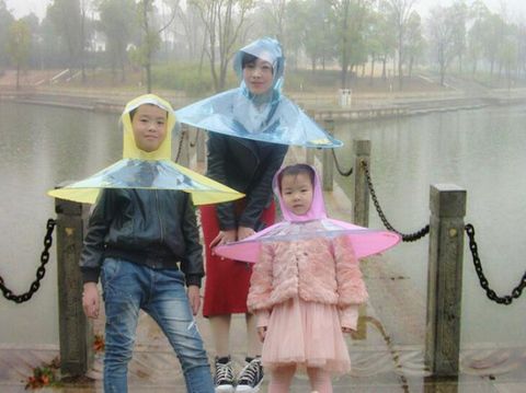 Kreatif! Perusahaan di China Ciptakan Jas Hujan yang Dilengkapi Payung
