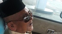 Unik, Mbah Kandar Bonceng Motor Hadap ke Belakang Unik, Mbah Kandar Bonceng Motor Hadap ke Belakang