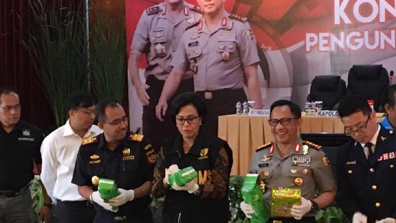Pakai Rompi Bea Cukai, Sri Mulyani Saksikan Sabu 1 Ton Pakai Rompi Bea Cukai, Sri Mulyani Saksikan Sabu 1 Ton