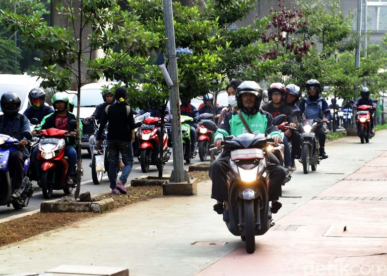 Pemotor Yang Terobos Trotoar Dikenakan Tilang Rp 500 Ribu