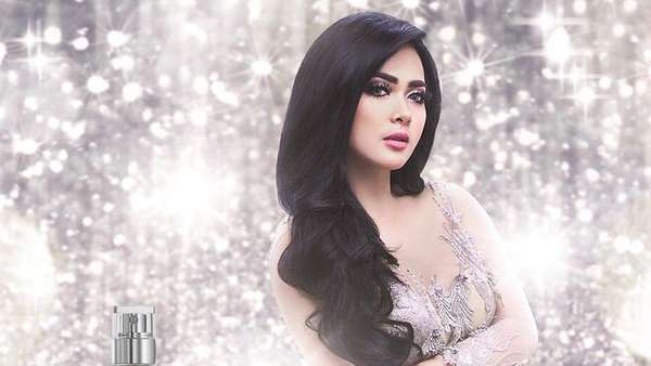 Syahrini Rilis Parfum Manja Berhias Kristal Swarovski Syahrini Rilis Parfum Manja Berhias Kristal Swarovski