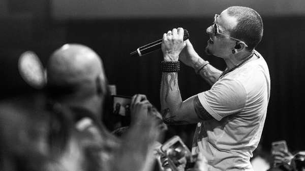 Chester Bennington Meninggal Tepat di Hari Lahir Chris Cornell Chester Bennington Meninggal Tepat di Hari Lahir Chris Cornell