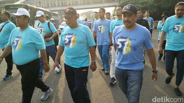 Darmin dan Ratusan PNS Kemenko Perekonomian Jalan Santai di Minggu Pagi Darmin dan Ratusan PNS Kemenko Perekonomian Jalan Santai di Minggu Pagi