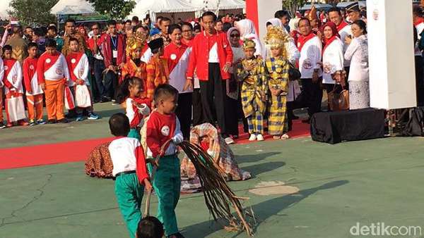 Jokowi Diajak Main Ular Tangga pada Peringatan Hari Anak di Riau Jokowi Diajak Main Ular Tangga pada Peringatan Hari Anak di Riau