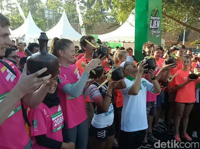 Minum Air Kendi, Pertanda Banyuwangi Ijen Green Run 2017 Digelar Minum Air Kendi, Pertanda Banyuwangi Ijen Green Run 2017 Digelar