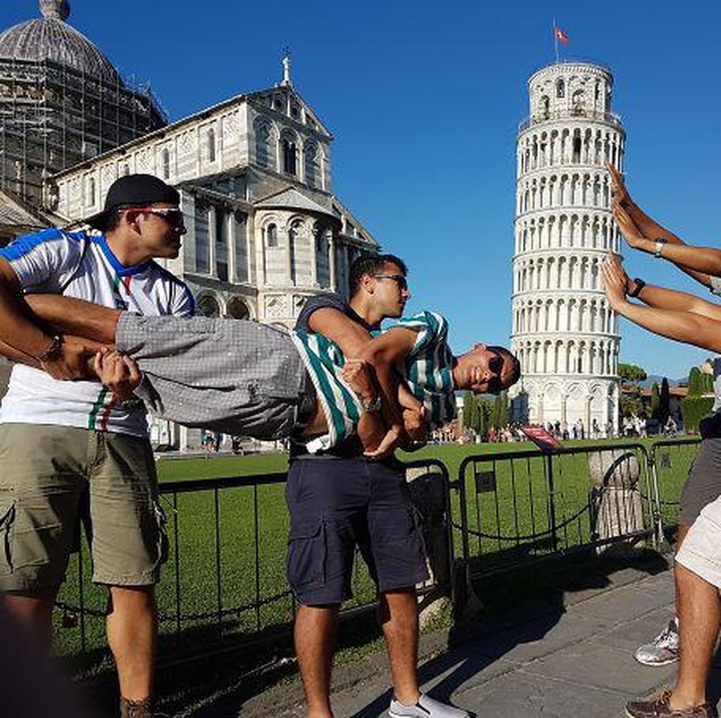 Trik Berfoto di Menara Pisa Ini Seru dan Kocak Trik Berfoto di Menara Pisa Ini Seru dan Kocak