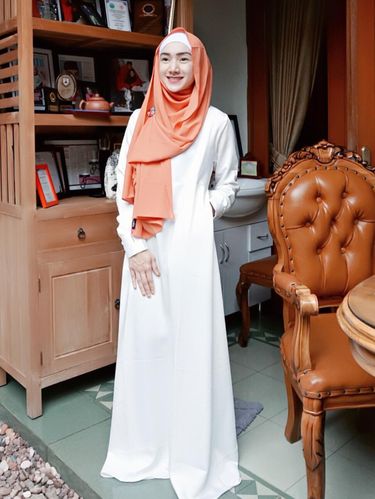 Foto: Gaya Hijab Si Cantik Indri Giana, Pesinetron yang 