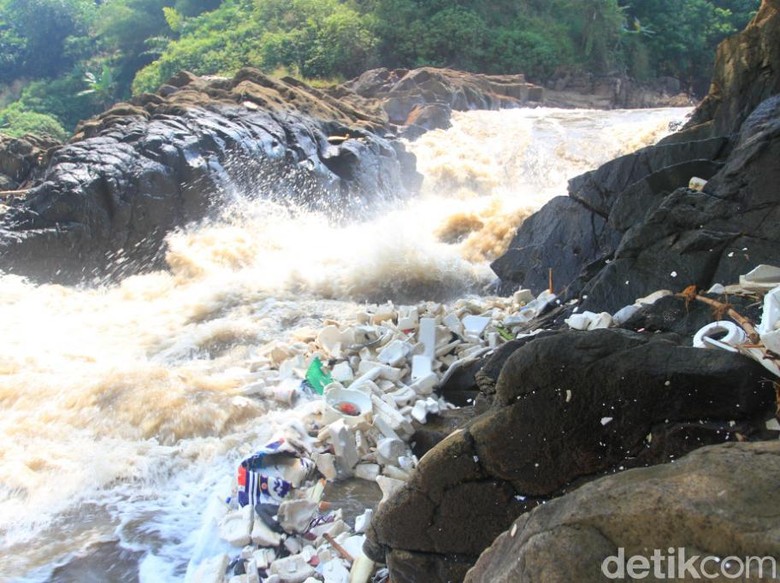 Cukup di Bandung Saja Ada Air Terjun Beracun! Cukup di Bandung Saja Ada Air Terjun Beracun!