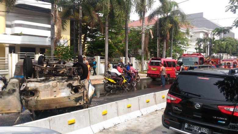 Sebelum Terbakar, Angkot di Pluit Tabrak Pembatas Busway