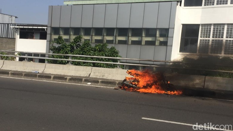 Motor Terbakar di Flyover Pasar Pagi, Lalin Tersendat Motor Terbakar di Flyover Pasar Pagi, Lalin Tersendat
