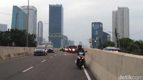 Angin di JLNT Casablanca Kencang, Bahaya Dilintasi Motor Angin di JLNT Casablanca Kencang, Bahaya Dilintasi Motor