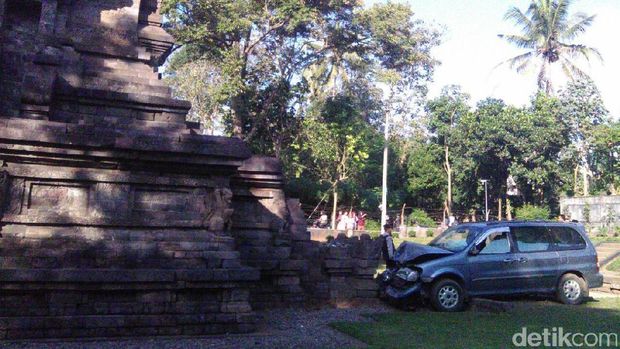 Mobil tabrak Candi Kidal di Malang