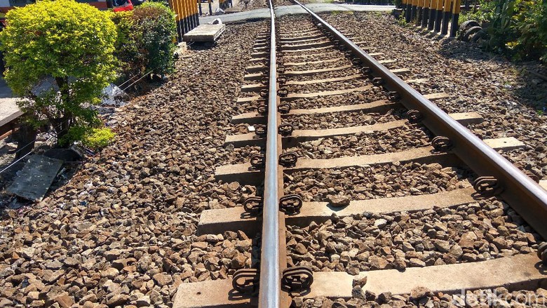 Yuk, Bandingkan Waktu Tempuh Kereta Kencang JKT-SBY dengan Pesawat Yuk, Bandingkan Waktu Tempuh Kereta Kencang JKT-SBY dengan Pesawat
