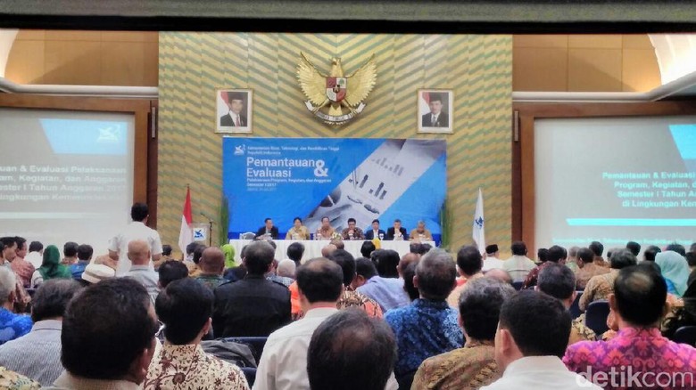Menristek soal Dosen Gabung HTI: Dirangkul, Jangan Langsung Tendang Menristek soal Dosen Gabung HTI: Dirangkul, Jangan Langsung Tendang