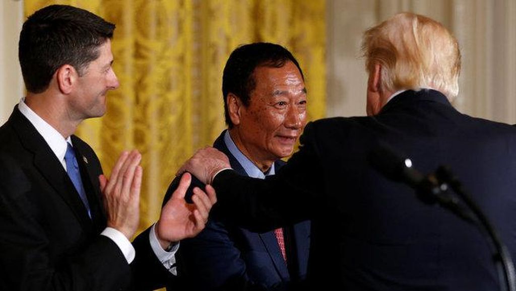 Donald Trump Semringah Bos Foxconn Janjikan Rp 130 Triliun Donald Trump Semringah Bos Foxconn Janjikan Rp 130 Triliun
