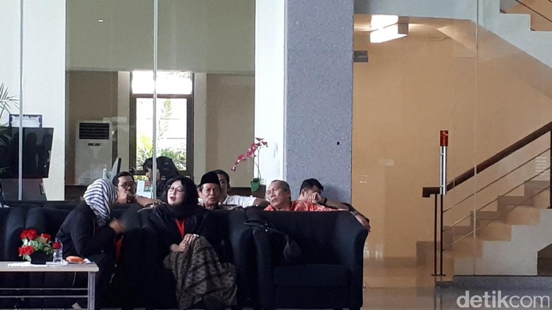Wali Kota Mojokerto Diperiksa KPK Terkait Suap Anggota DPRD Wali Kota Mojokerto Diperiksa KPK Terkait Suap Anggota DPRD