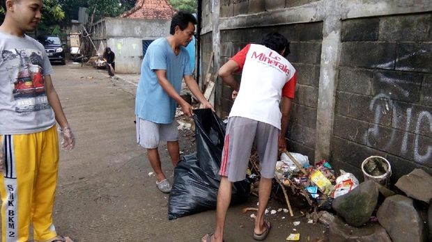 Aktif membersihkan dan mempercantik gang (dok Bekasi Clean Action)
