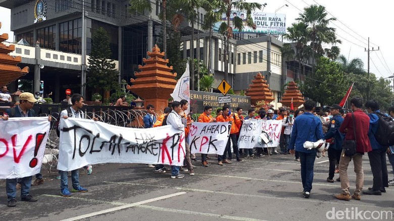 BEM SI Jatim Demo Tolak Pansus Angket KPK di DPRD Jatim BEM SI Jatim Demo Tolak Pansus Angket KPK di DPRD Jatim