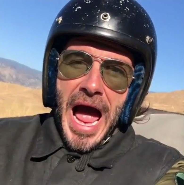 Nikmati Jalanan Luar Kota, David Beckham Naik Moge Sambil Selfie Nikmati Jalanan Luar Kota, David Beckham Naik Moge Sambil Selfie