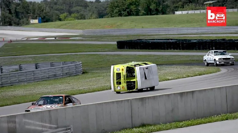 Menggelikan, VW Kombi Ini Bisa Ngebut dengan Posisi Miring Menggelikan, VW Kombi Ini Bisa Ngebut dengan Posisi Miring