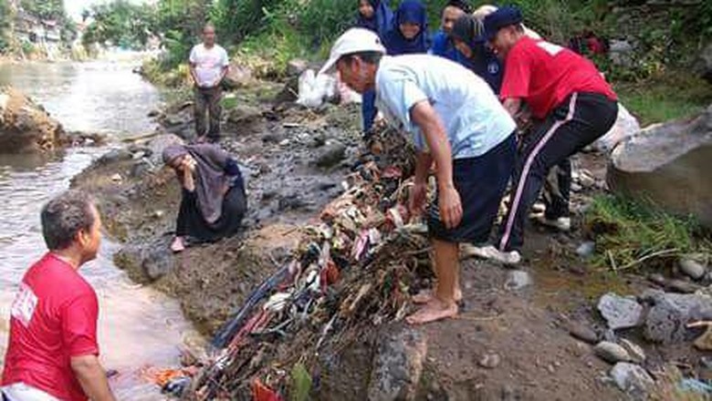 Kegiatan bersih-bersih Sungai Ciliwung (dok Ciliwung Institut) Kegiatan bersih-bersih Sungai Ciliwung (dok Ciliwung Institut)