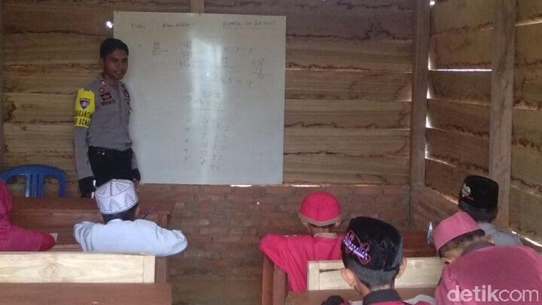 Cerita Brigadir Saleh Bangun SD untuk Anak-anak Petani di Bombana Cerita Brigadir Saleh Bangun SD untuk Anak-anak Petani di Bombana