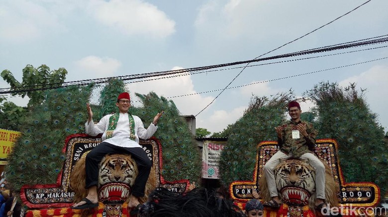 Hadir di Festival Condet, Sandiaga Uno Naik Reog Hadir di Festival Condet, Sandiaga Uno Naik Reog