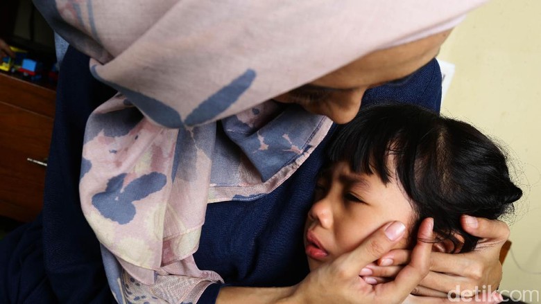 Ilustrasi ibu mengais/ Foto: Hasan Al Habsy Ilustrasi ibu mengais/ Foto: Hasan Al Habsy