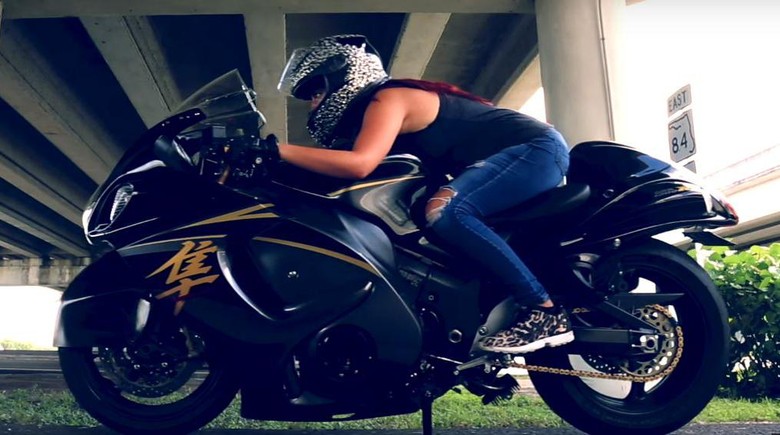 Wanita Cantik Ini Anti Pelan Saat Mengendarai Suzuki Hayabusa Wanita Cantik Ini Anti Pelan Saat Mengendarai Suzuki Hayabusa