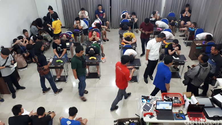 Gerebek Penjahat Siber di Surabaya, Polisi Temukan Ratusan Kondom