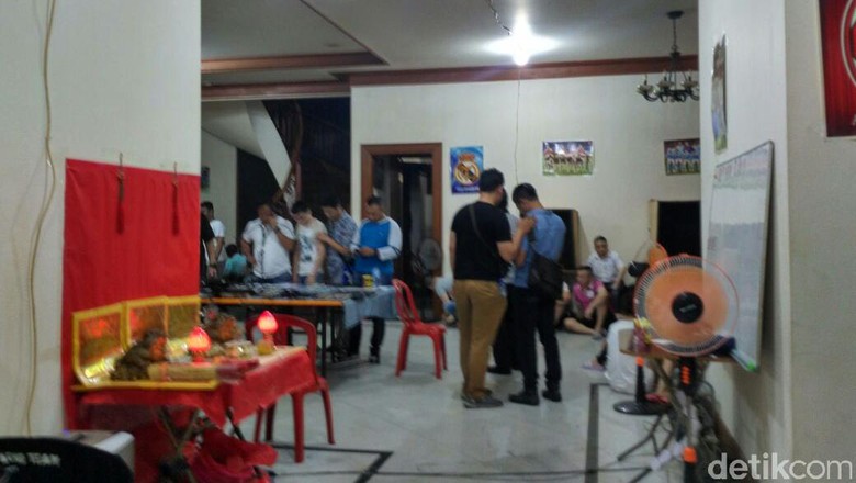 Penggerebekan WN China di Pondok Indah-Bali Terkait Penipuan Online Penggerebekan WN China di Pondok Indah-Bali Terkait Penipuan Online
