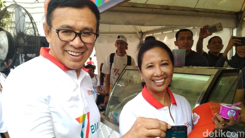 Hadiri HUT BNI, Menteri Rini Bergoyang Hingga Berburu Jajanan Hadiri HUT BNI, Menteri Rini Bergoyang Hingga Berburu Jajanan
