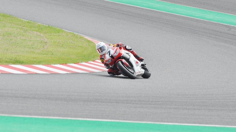 Pebalap AHRT Tuntaskan Balap Ketahanan 4 Jam di Suzuka Pebalap AHRT Tuntaskan Balap Ketahanan 4 Jam di Suzuka