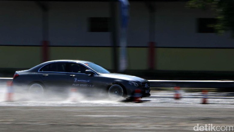 Tes Performa Ban Khusus Mobil Sport di Sirkuit Sentul Tes Performa Ban Khusus Mobil Sport di Sirkuit Sentul