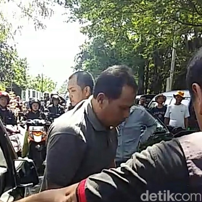Viral! Pria di Bandung Bogem Perempuan Bermobil Gara-gara Diklakson Viral! Pria di Bandung Bogem Perempuan Bermobil Gara-gara Diklakson