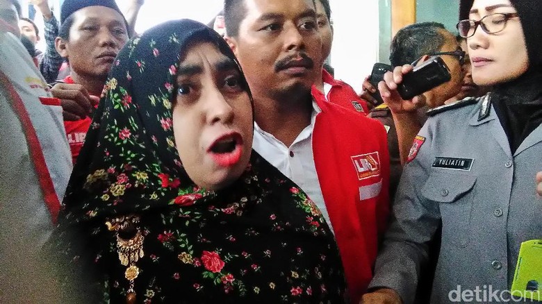 Istri Ismail Ngamuk: Vonis 18 Tahun Dimas Kanjeng Terlalu Ringan! Istri Ismail Ngamuk: Vonis 18 Tahun Dimas Kanjeng Terlalu Ringan!