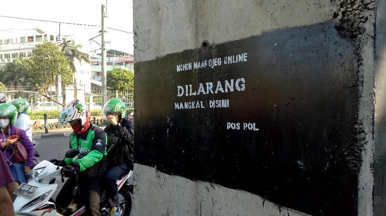 Ada Grafiti Larangan Ojek Online Mangkal Dekat Stasiun Palmerah Ada Grafiti Larangan Ojek Online Mangkal Dekat Stasiun Palmerah