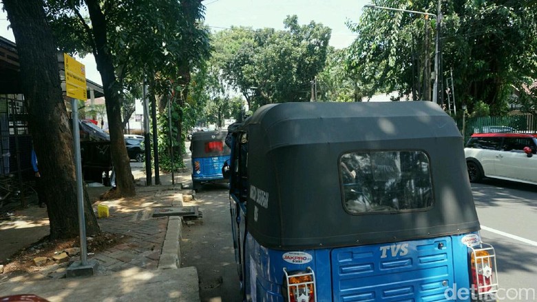 Saat Sopir Bajaj Tiru Mobil Orang Kaya yang Parkir di Trotoar Saat Sopir Bajaj Tiru Mobil Orang Kaya yang Parkir di Trotoar
