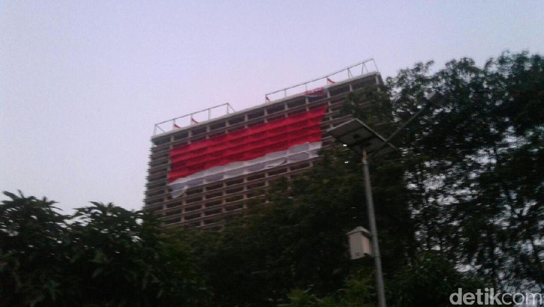 Jelang HUT RI Ke-72, Bendera Raksasa Dikibarkan di Tangerang